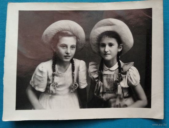 Фото двух девочек в шляпках. 1949 г. 9х12 см.