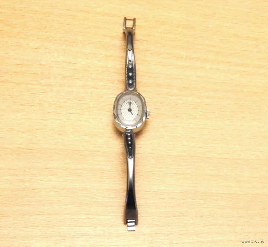 Наручные женские часы Луч (серебристый цвет). Характеристики: механические, органическое стекло, металлический браслет.