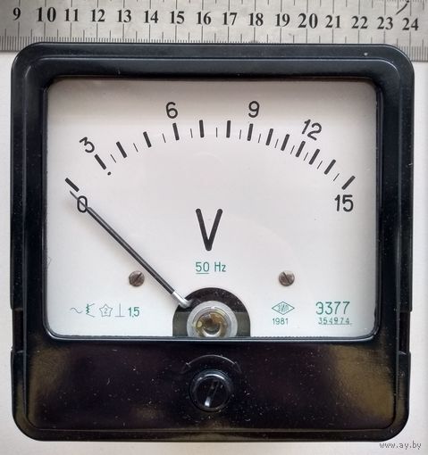 Вольтметр переменного тока Э377. Предел 15В (отображает действующее значение, электромагнитная система)