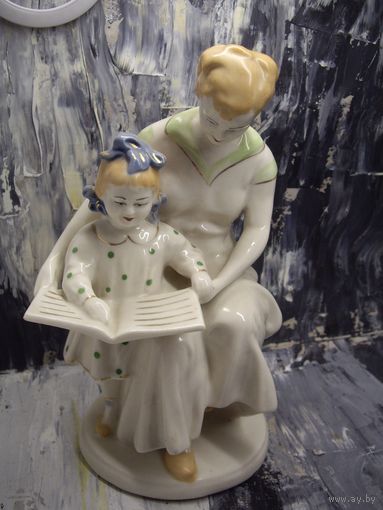 Статуэтка мама с дочкой читают книгу
