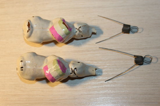 Стеклянные, ёлочные игрушки "Заяц с барабаном", 2 шт, длина 8 см., сколы в районе подвесок.