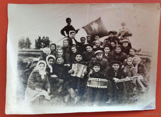 Фото группы молодежи. 1940-50-е. 9х12 см