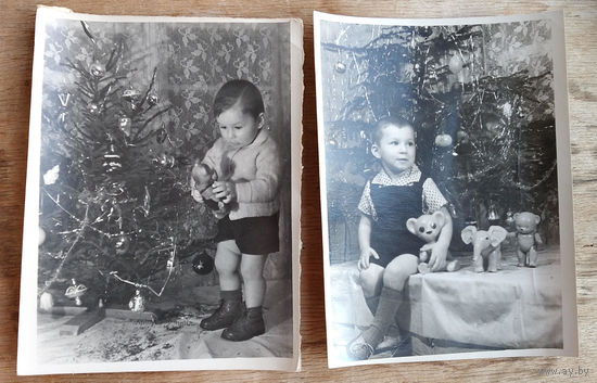 Три фото ребенка с игрушками возле елки. 9х12 см. Цена за 1.