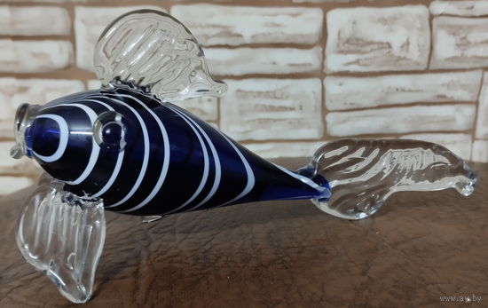 Рыбка из цветного (синее) стекла.