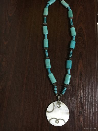 Ожерелье из бирюзы с перламутровым медальоном