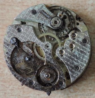 Механизм на карманные часы "Мовадо". Швейцария. Диаметр 3.8 см.  Не исправные.