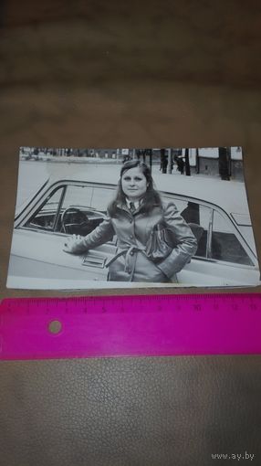 Старое фото девушка возле машины