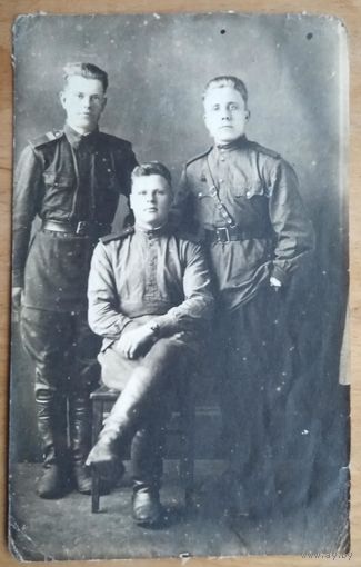 Фото трех военных. 1940-50-е. 9х14 см.