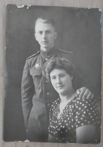 Фото боевого офицера с женщиной. 1946 г. 8х11 см.