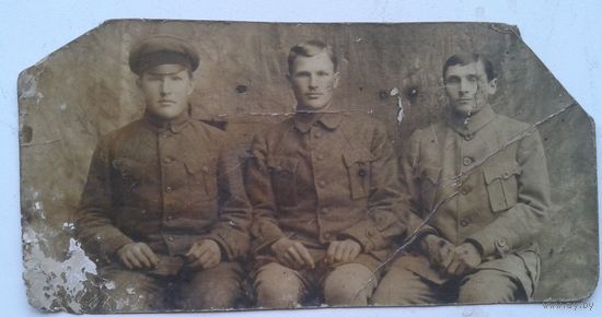 Фото. Трое мужчин во френчах. 1930-е. 7х14 см