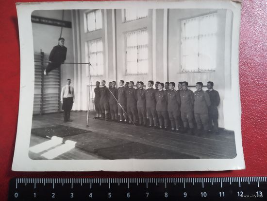 Фотография. Курсанты Харьковского танкового училища на занятиях по физической подготовке. Март 1953 года.