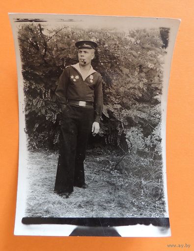 Фото "Матрос -герой с трубкой", 1945 г.