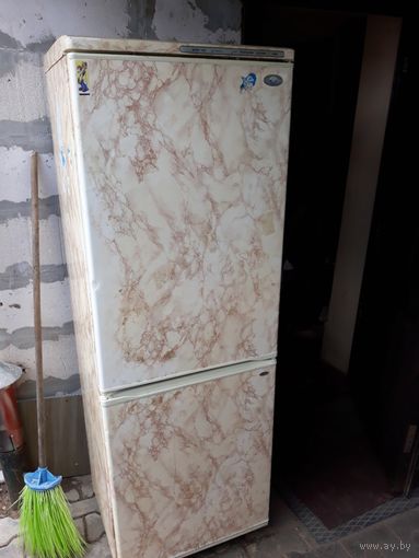 Холодильник Атлант дизайнерский с оклейкой 3 морозильных отсека.