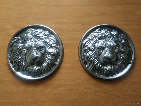 Две, большого размера, красивые декоративные металлические накладки "Львы" одним лотом.