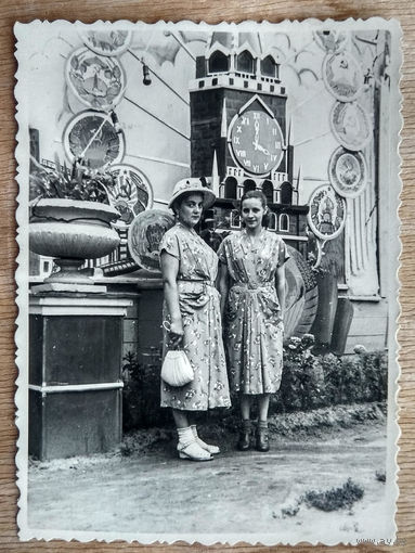 Фото женщин у стенда. 1956 г. 8.5х11.5 см