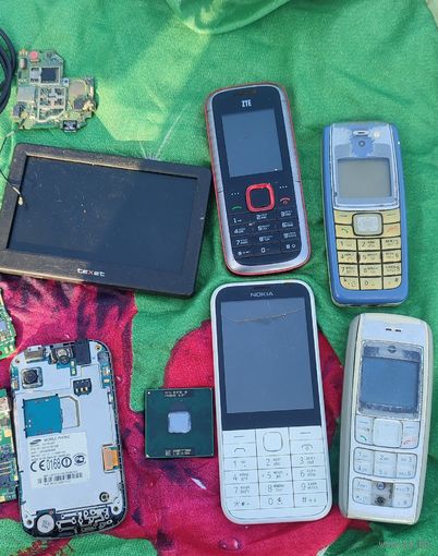 Мобильные телефоны,платы , процессор и другие на запчасти.