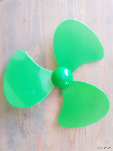 Зелёный пропеллер от вентилятора, модель неизвестна, общий диаметр 21 см, посадочный максимальный диаметр 5 мм.