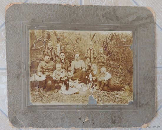 Фото "Семья железнодорожных кондукторов на пикнике" , 1917 г., г. Красноярск (17*12 без паспарту, с паспарту 28*20 см)