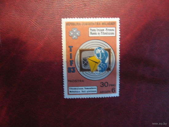 Марка Мадагаскар Почта-Связь 83 1983 года