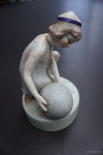 Статуэтка девочка с мячом. 1930 год. Редкость!