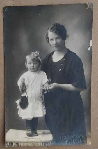 Фото матери и дочки. Витебск. 1920-30-е. 8х13 см.