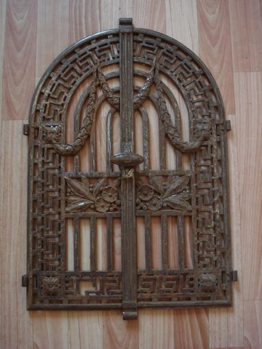 Комплект антикварных каминных дверок большого размера. Красивое художественное литье. Чугун. Вторая половина 19 века.