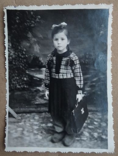 Маленькая первоклашка Рита. Фото 1950-х. 8х11.5 см.