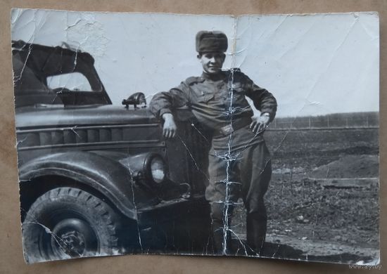 Фото солдата у машины. 1966 г. 9х13 см.