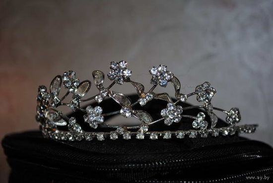 Хрустальная диадема, как корона,  под фату для прекрасной невесты, новая и очень красивая!