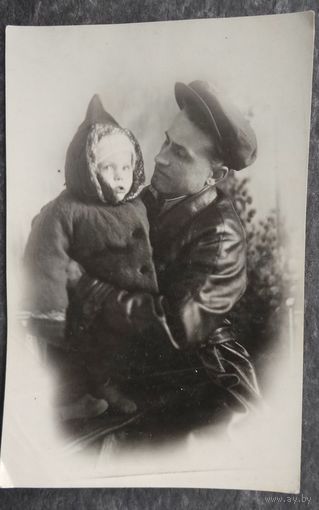 Папа с ребенком. Фото 1930-х? 8х12 см.