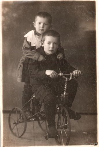 Фото. Дети на велосипеде. 1934 г. 8.5х13 см.