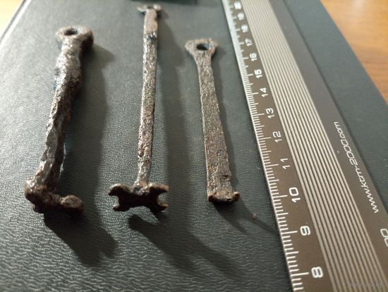 Три средневековых ключа (12-14 век) + обломок