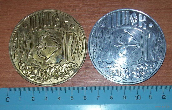 2  настольной медали "Пинск 900".Редкая медаль в белом металле.