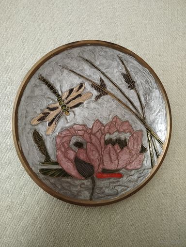 Декоративная настенная тарелка из бронзы , перегородочная эмаль .