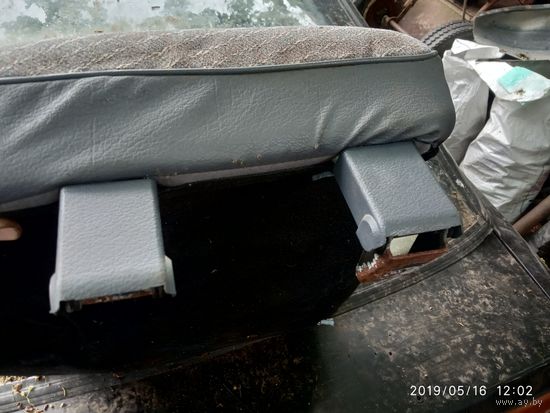 Лот 733. Декоративный колпачок на болт крепления задних сидений Nissan Sunny N14. Старт с 1 рубля!