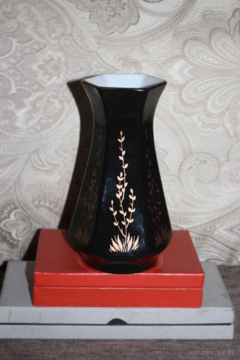 Фарфоровая вазочка, времён СССР, МФЗ, высота 18.5 см., без сколов и трещин.