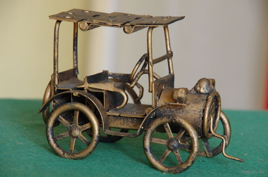Статуэтка ретро- автомобиль   сувенир   ( металл )  высота 9,5 см , длинна 14 см