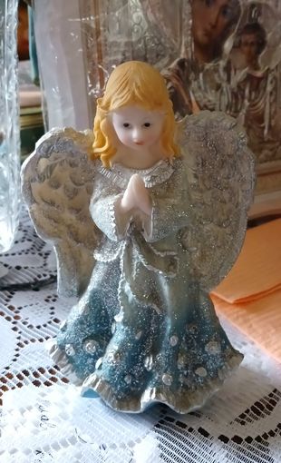 Красивая статуэтка ангел.