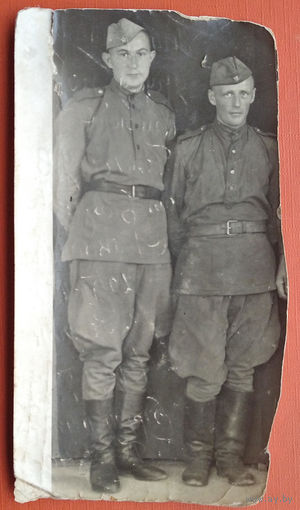 Фото двух солдат. 1945 г. 7х13 см.