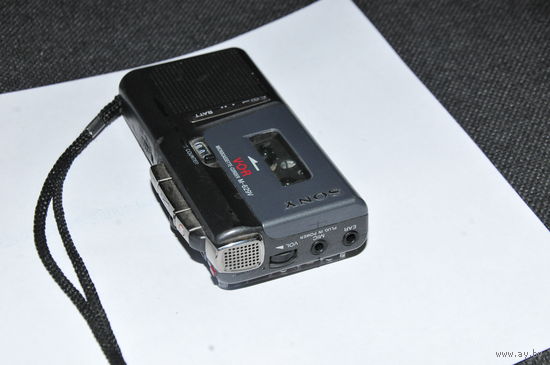 Практичный и надёжный диктофон SONY полностью рабочий и с кассетой  по-родне. 2 пальчиковые батарейки