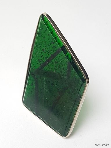 Кольцо крупное, зеленая вставка. 70-е годы. Размер кольца 18,5. Размер вставки (верхней части) 4,3 см на 2,7 см