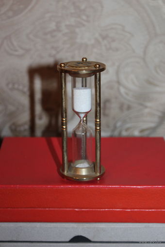 Песочные часы в металлическом корпусе, на 8 минут, высота 10 см.