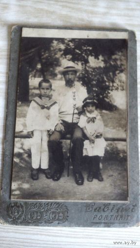 Фото отца с двумя детьми.
