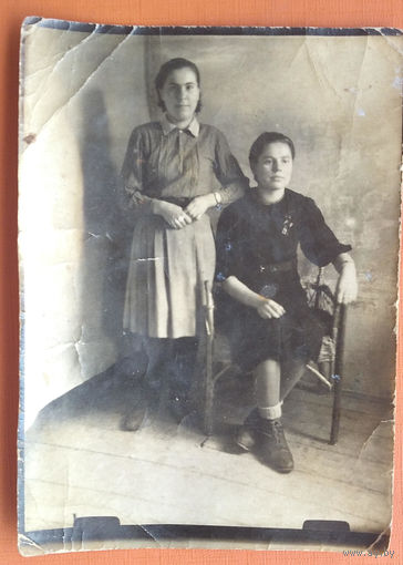 Фото двух девушек. 1930-е. 9х12 см