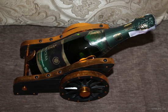 Подставка в виде пушки под шампанское, времён СССР, пластик, без дефектов.