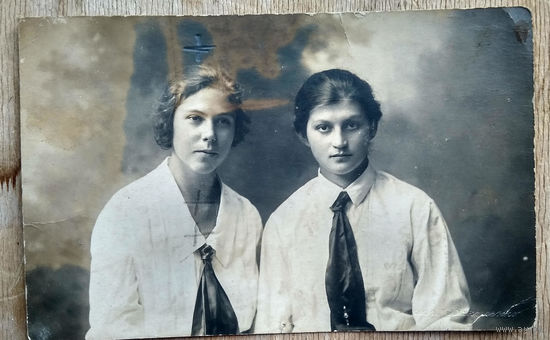 Фото двух девушек. 1925 г. 8х13.5 см