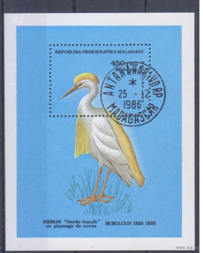 [598] Мадагаскар 1986. Фауна.Птицы.Цапля. Гашеный блок.