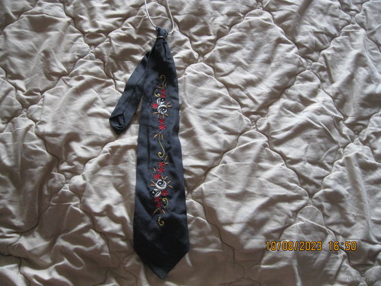 Винтажный галстук  с вышивкой