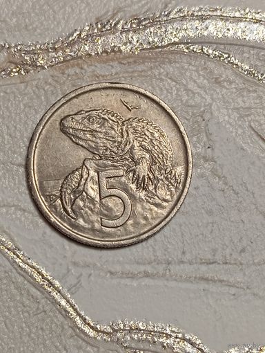 Новая Зеландия 5 центов 1975 года .