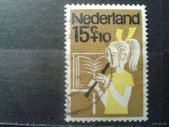 Нидерланды 1964 Девочка играет на муз. инструменте